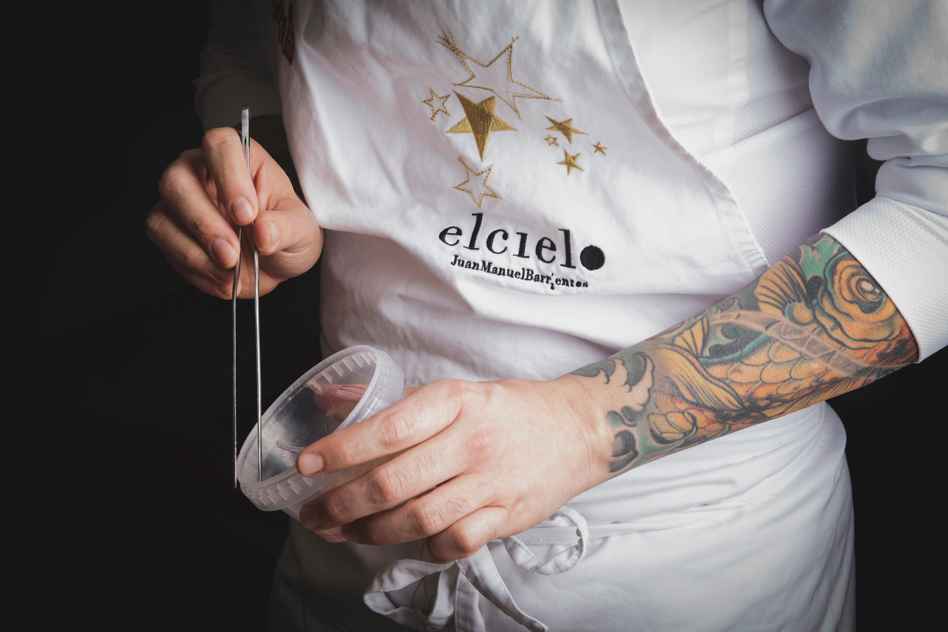 Fotografía editorial de chef del El Cielo Restaurant con delantal bordado y pinzas de alta cocina — Jose Fonseca Medellín