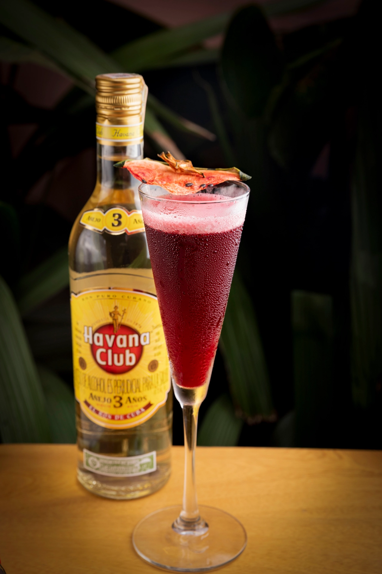 Fotografía gastronómica de cóctel con ron Havana Club Añejo y sandía deshidratada en copa flauta — Jose Fonseca Medellín