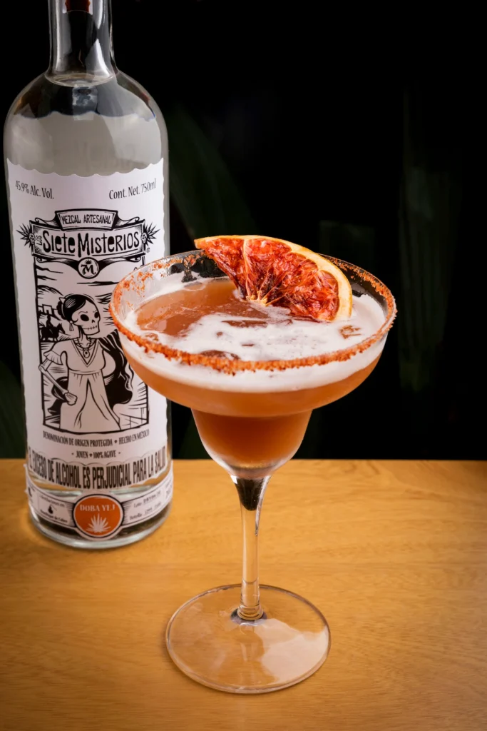Fotografía gastronómica cóctel mezcal Siete Misterios con naranja sanguina y borde de chile en copa — Jose Fonseca Medellín