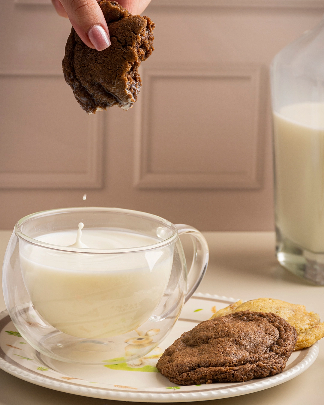 Fotografía gastronómica con salpicadura de leche al sumergir cookie de chocolate en vaso — Jose Fonseca Medellín