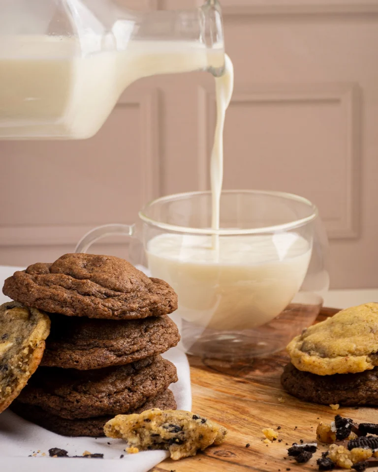 Fotografía gastronómica de pila de cookies de chocolate artesanales con vaso de leche siendo servida — Jose Fonseca Medellín