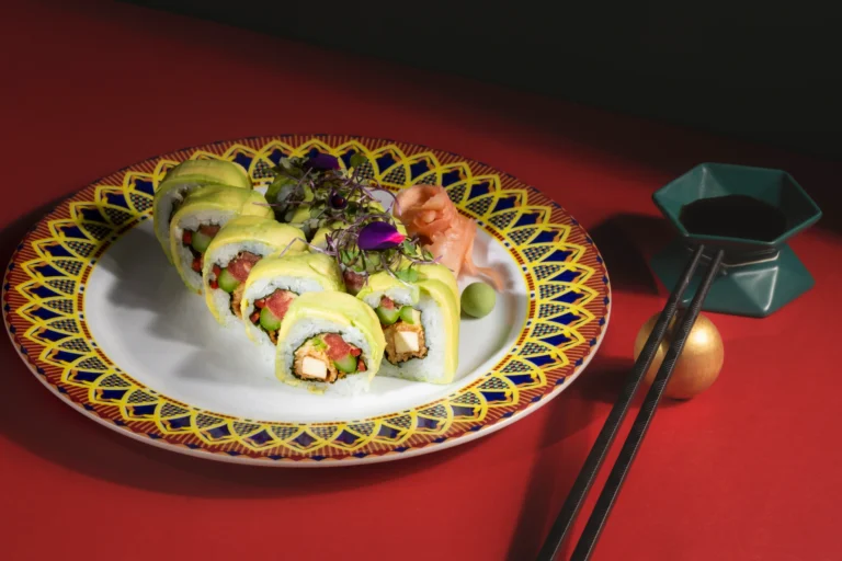 Fotografía gastronómica de Green Roll con salsa de aguacate en plato decorativo rojo con palillos — Jose Fonseca Medellín