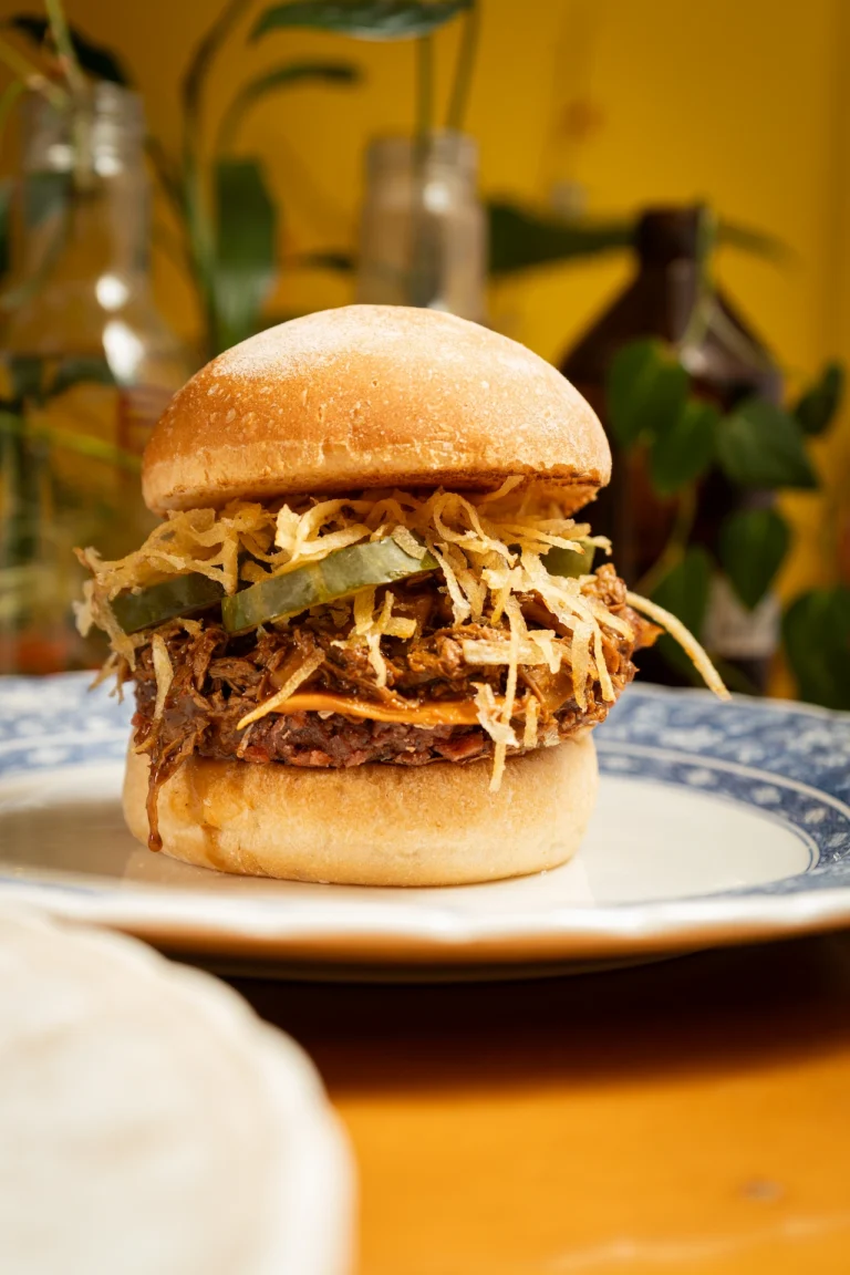 Fotografía gastronómica de hamburguesa plant based con jackfruit desmenuzado, encurtido y papas fritas — Jose Fonseca Medellín