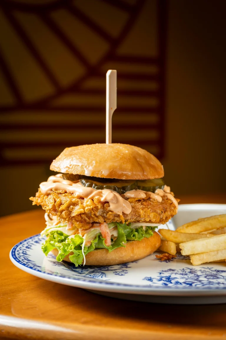 Fotografía gastronómica de hamburguesa plant based estilo crispy con salsa chipotle y papas fritas en plato azul — Jose Fonseca Medellín