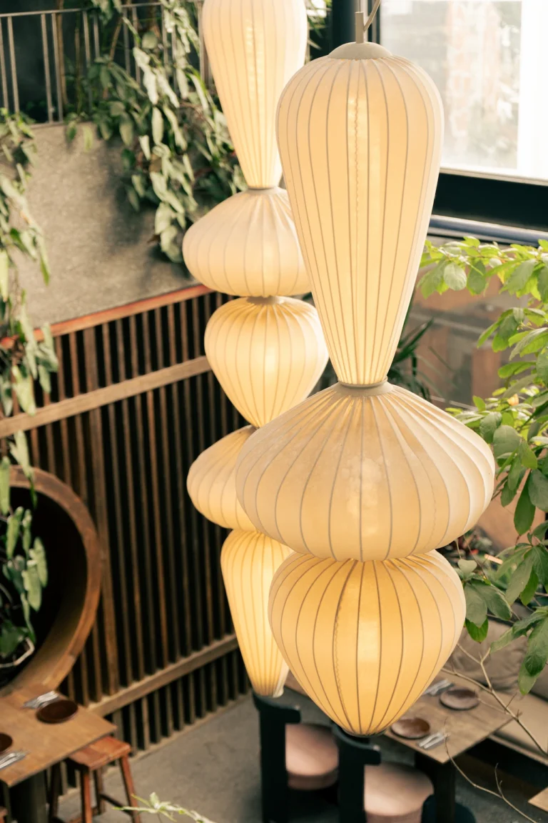 Fotografía gastronómica de columna de lámparas de tela tipo farol japonés con plantas colgantes en restaurante — Jose Fonseca Medellín