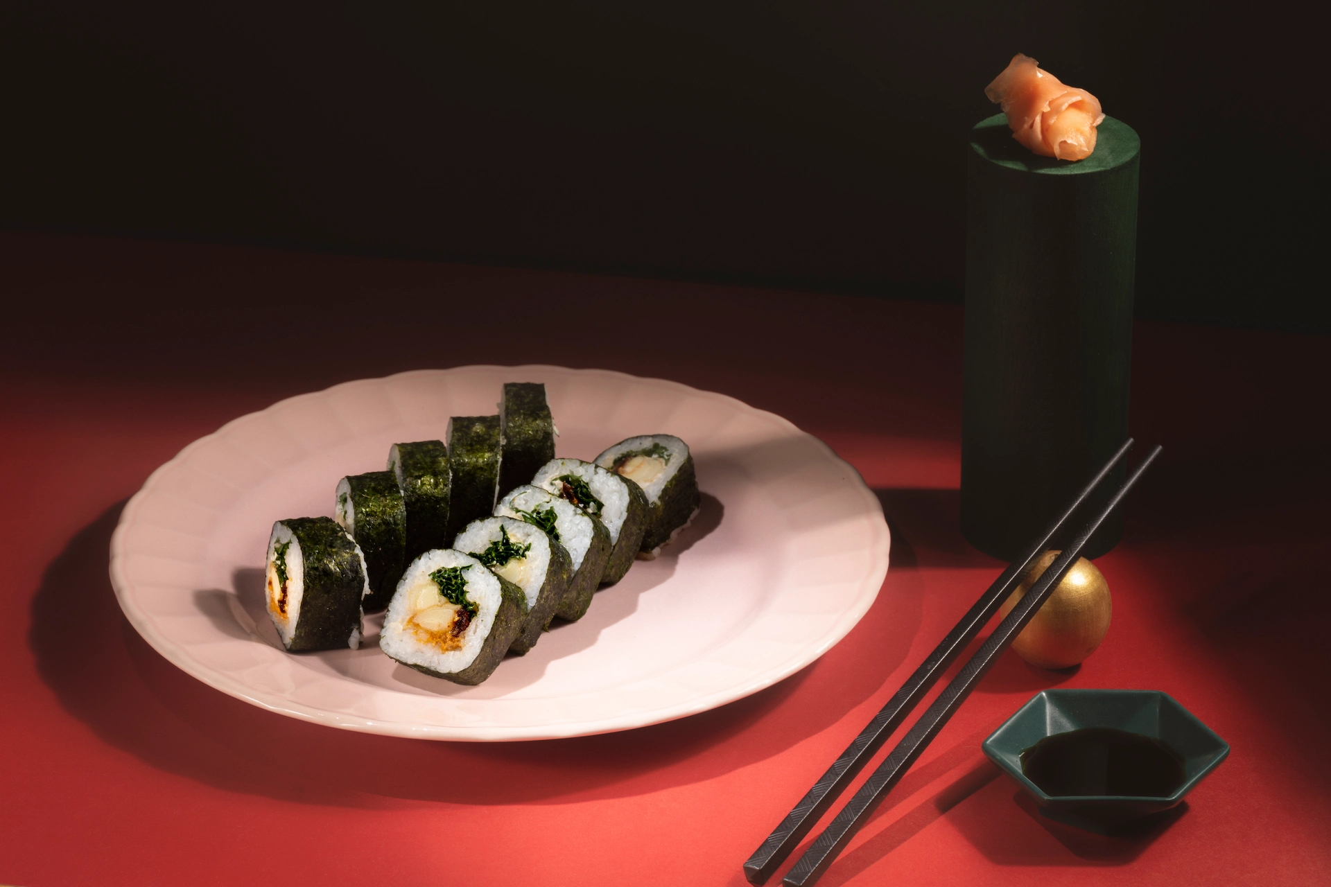 Fotografía gastronómica de Maki Roll en plato blanco con ambiente dramático de iluminación roja — Jose Fonseca Medellín