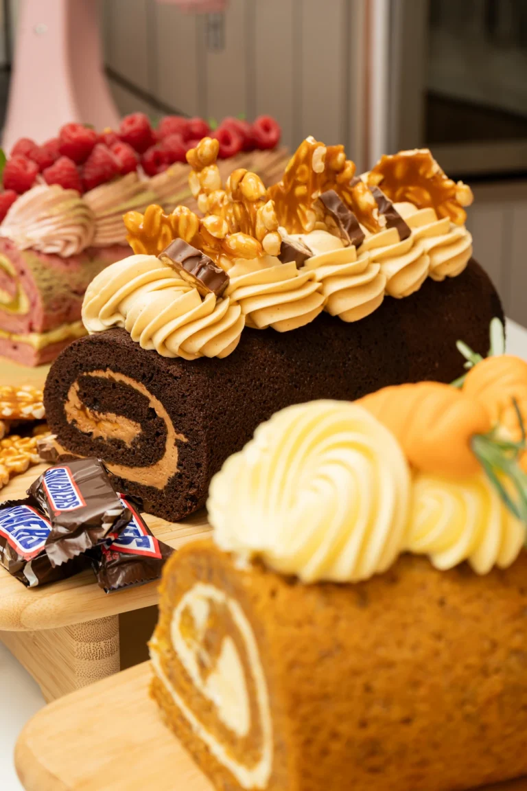 Fotografía gastronómica de mesa de postres con rollos de bizcocho de chocolate y zanahoria decorados — Jose Fonseca Medellín