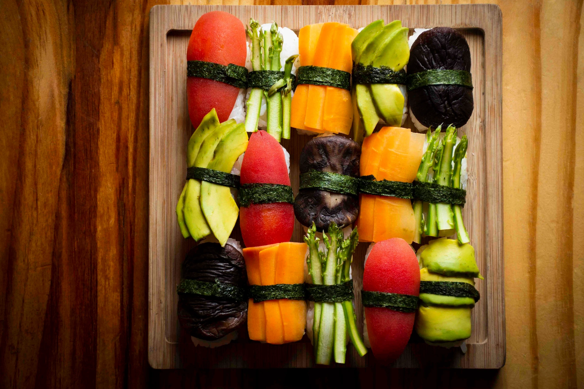 Fotografía gastronómica cenital de nigiri vegetal con tomate, zanahoria, espárrago, aguacate y champiñón en bandeja — Jose Fonseca Medellín