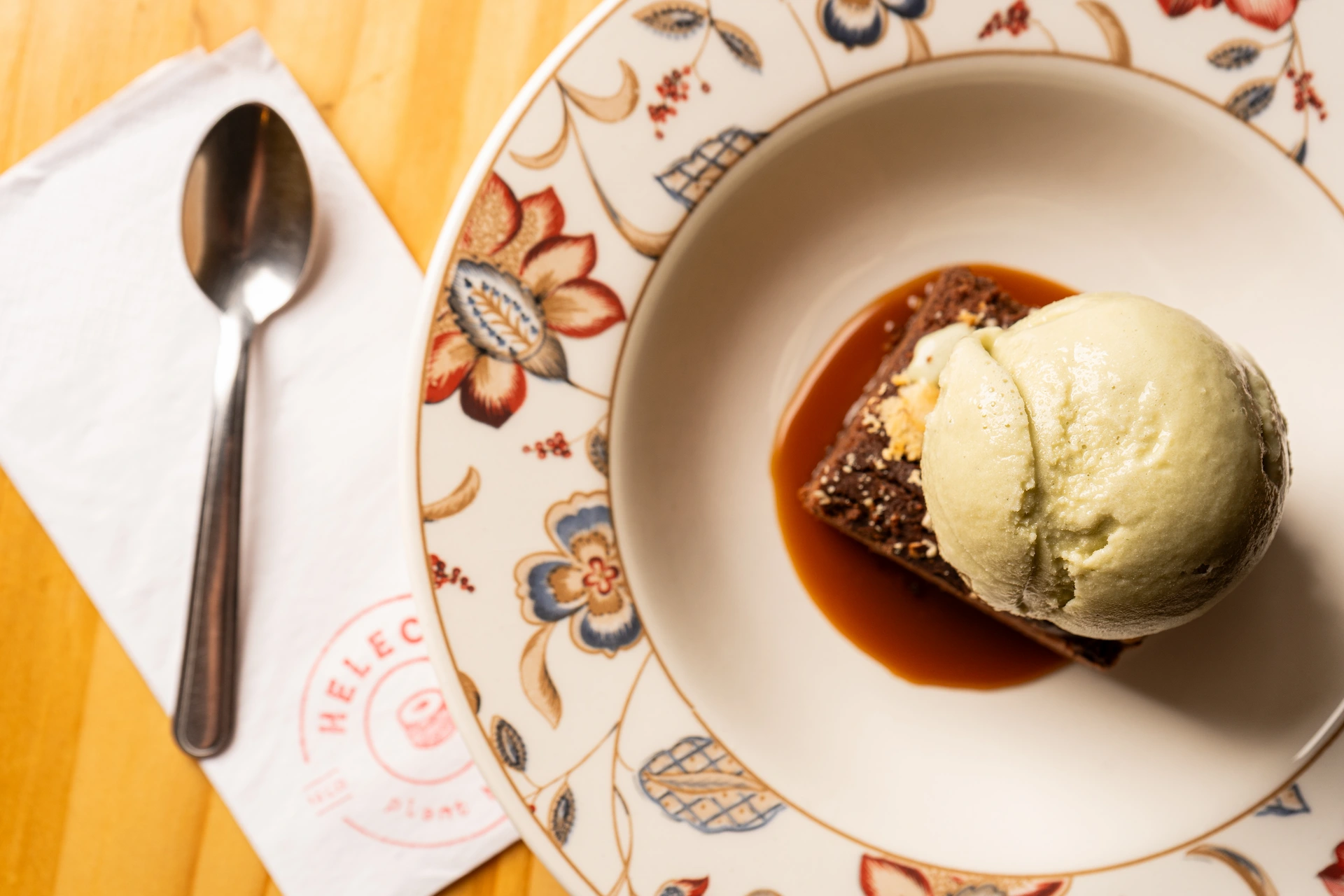Fotografía gastronómica de postre plant based con helado verde sobre brownie y caramelo, Helecho Plant Based Medellín — Jose Fonseca