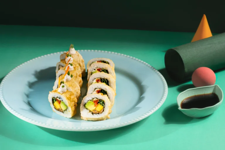 Fotografía gastronómica de Tempura Roll en plato azul con fondo verde decorativo — Jose Fonseca Medellín