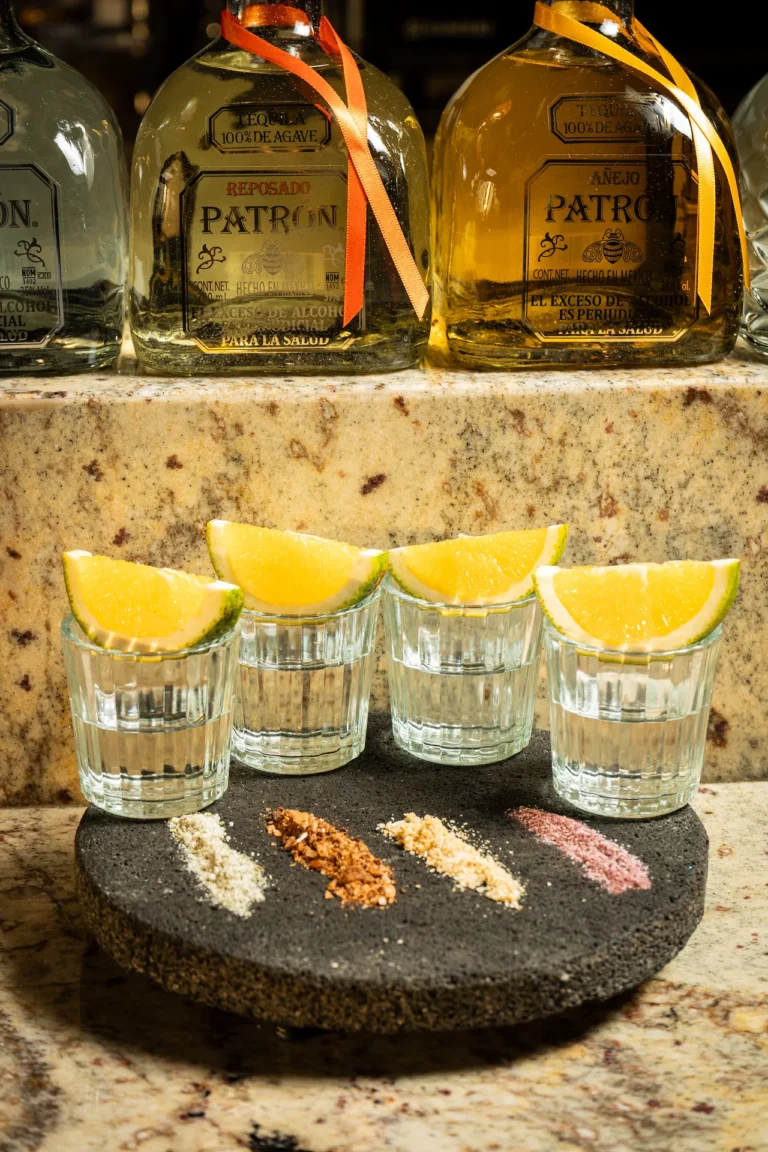 Fotografía gastronómica de shots Patrón con gajos de limón y sales artesanales en piedra volcánica — Jose Fonseca Medellín