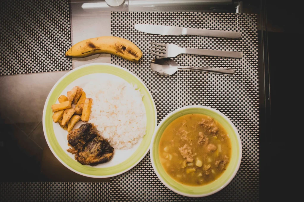 Almuerzo colombiano completo — sopa de tortilla, seco, arroz y plátano, cocina de Gloria Inés