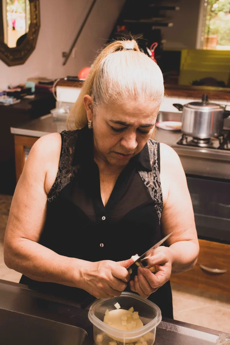 Gloria Inés cocinando en su cocina, Medellín — proyecto Sin Receta, Jose Fonseca fotógrafo