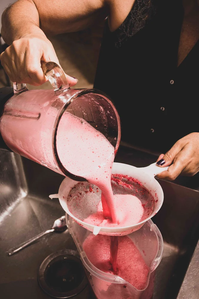 Jugo de mora colándose, cocina de Gloria Inés Hincapié — Sin Receta