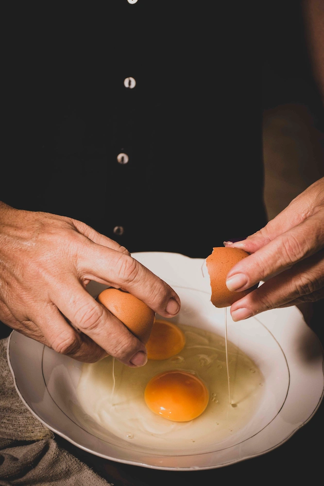 Manos de Gloria Inés partiendo huevos para la tortilla — Sin Receta, Jose Fonseca