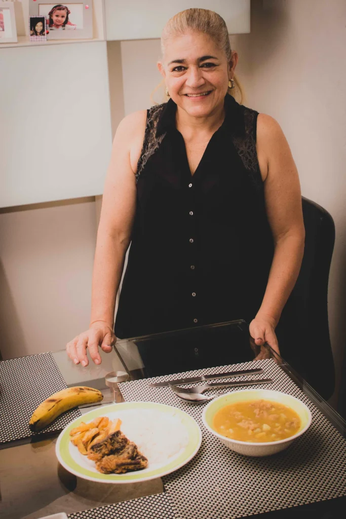 Retrato de Gloria Inés Hincapié con su mesa servida, Medellín — capítulo 1 de Sin Receta, Jose Fonseca